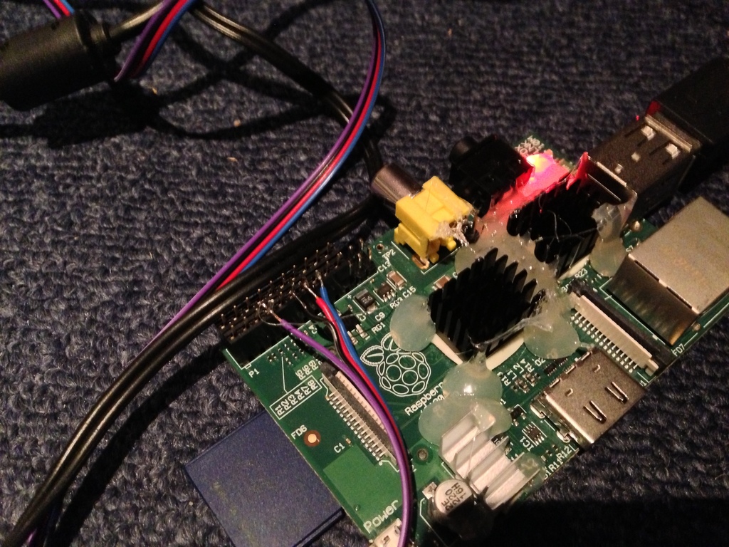 Mit Heißkleber befestigte Kühlkörper auf Raspberry Pi, 5 Sterne, Gerne wieder