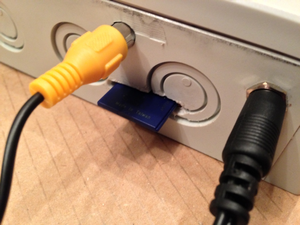 Anschlüsse an der Seite der Box (Video – Zur Statusprüfung, Strom und SD-Karten Slot)