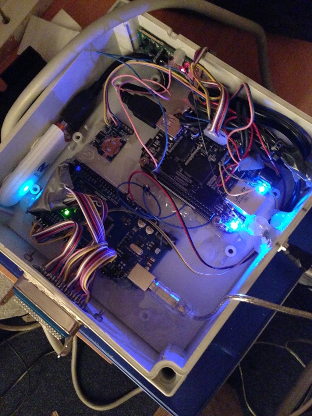 BeagleBone und Arduino in einer Box, gefüllt mit Heißkleber